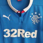 Domowa koszulka piłkarska Glasgow Rangers z sezonu 2014-15 w kolorze niebieskim marki Puma.