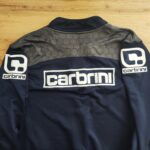 Bluza treningowa klubu Macclesfield Town z sezonu 2014-15 w kolorze granatowym marki Carbrini.