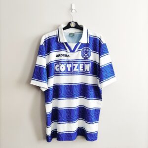 Domowa koszulka piłkarska MSV Duisburg 1996-98 w kolorze niebiesko-białym marki Diadora.