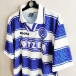 Domowa koszulka piłkarska MSV Duisburg 1996-98 w kolorze niebiesko-białym marki Diadora.