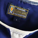 Domowa koszulka piłkarska reprezentacji Szkocji z lat 2003-04 w kolorze niebieskim marki Diadora.