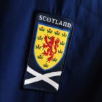 Domowa koszulka piłkarska reprezentacji Szkocji z lat 2003-04 w kolorze niebieskim marki Diadora.