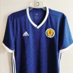 Domowa koszulka piłkarska reprezentacji Szkocja z sezonu 2018-19 w kolorze granatowym marki Adidas.