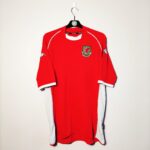 Domowa koszulka reprezentacji Walia z sezonu 2002/03 w kolorze czerwonym marki Kappa.