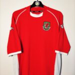 Domowa koszulka reprezentacji Walia z sezonu 2002/03 w kolorze czerwonym marki Kappa.