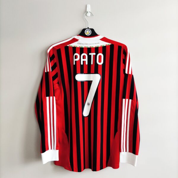 Domowa koszulka piłkarska AC Milan (#7 A. Pato) z sezonu 2011-12 w kolorze czerwono-czarnym marki Adidas.