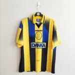 Wyjazdowa koszulka piłkarska Everton z sezonu 1996-97 w kolorze żółto-czarnym marki Umbro.