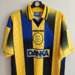 Wyjazdowa koszulka piłkarska Everton z sezonu 1996-97 w kolorze żółto-czarnym marki Umbro.