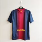 Domowa koszulka piłkarska FC Barcelona z sezonu 2012-13 w kolorze czerwono-granatowym marki Nike.