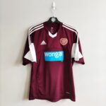 Domowa koszulka piłkarska Heart of Midlothian (#4. D Wilson) z sezonu 2013-14 w kolorze burgundowym marki Adidas.