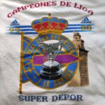 T-shirt Deportivo La Coruna z sezonu 1999-00 "Campeones De Liga" w kolorze białym marki Adidas.