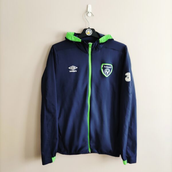 Bluza treningowa reprezentacja Irlandia z sezonu 2016-17 w kolorze granatowo-zielonym marki Umbro.