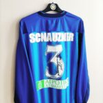 Meczowa trzecia koszulka piłkarska Iraklis Saloniki (#3 M. Sznaucner) w kolorze niebieskim marki Umbro.