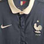 Domowa koszulka reprezentacji Francji z sezonu 2014-15 w kolorze niebieskim mark iNike.