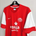 Domowa koszulka piłkarska 1. FSV Mainz (#19. E. Soto) z sezonu 2011-12 w kolorze czerwono-białym marki Nike.
