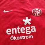 Domowa koszulka piłkarska 1. FSV Mainz (#19. E. Soto) z sezonu 2011-12 w kolorze czerwono-białym marki Nike.