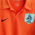 Domowa koszulka reprezentacji Holandii z sezonu 2006-07 w kolorze pomarańczowym marki Nike.
