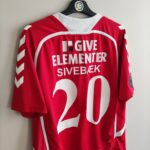 Domowa koszulka piłkarska Vejle BK (#20. C Sivebaek) match issue z sezonu 2013-14 w kolorze czerwonym marki Hummel.