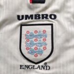 Domowa koszulka reprezentacji Anglia z sezonu 1998-99 w kolorze białym marki Umbro.