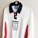 Domowa koszulka reprezentacji Anglia z sezonu 1998-99 w kolorze białym marki Umbro.