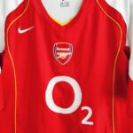Domowa koszulka Arsenal z sezonu 2004-05 w kolorze czerwonym marki Nike.
