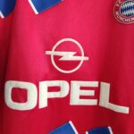Domowa koszulka piłkarska Bayern Monachium z lat 1993-95 w kolorze czerwono-niebieskim marki Adidas.