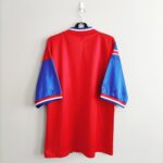 Domowa koszulka piłkarska Bayern Monachium z lat 1993-95 w kolorze czerwono-niebieskim marki Adidas.