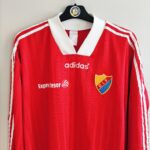 Wyjazdowa koszulka piłkarska Djurgardens IF z sezonu 1996 w kolorze czerwonym marki Adidas.