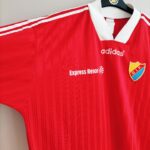 Wyjazdowa koszulka piłkarska Djurgardens IF z sezonu 1996 w kolorze czerwonym marki Adidas.