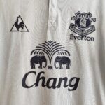 Trzecia koszulka Everton z sezonu 2011-12 w kolorze szarym marki Le Coq Sportif.