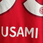 Domowa koszulka Fortuna Düsseldorf (#33 T. Usami) z sezonu 2018-19 w kolorze czerwono-białym marki Uhlsport.