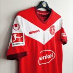 Domowa koszulka Fortuna Düsseldorf (#33 T. Usami) z sezonu 2018-19 w kolorze czerwono-białym marki Uhlsport.