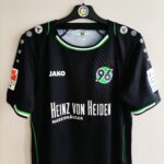 Wyjazdowa koszulka Hannover 96 (#31 F. Pietler) z sezonu 2014-15 w kolorze czarnym marki Jako.