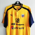 Domowa koszulka Hobro IK z sezonu 2017-18 w kolorze żółtym marki Puma.