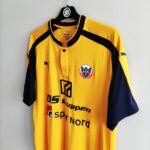 Domowa koszulka Hobro IK z sezonu 2017-18 w kolorze żółtym marki Puma.