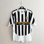 Domowa koszulka Juventus Turyn z sezonu 2003-04 w kolorze biało-czarnym marki Nike.