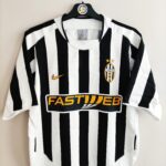 Domowa koszulka Juventus Turyn z sezonu 2003-04 w kolorze biało-czarnym marki Nike.