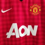 Domowa koszulka piłkarska Manchester United #26 S. Kagawa z sezonu 2013-14 w kolorze czerwonym marki Nike.