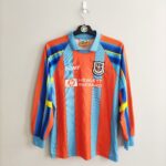 Bluza bramkarska Tottenham Hotspur z lat 1997-99 w kolorze pomarańczowo-niebieskim marki Pony.