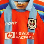 Bluza bramkarska Tottenham Hotspur z lat 1997-99 w kolorze pomarańczowo-niebieskim marki Pony.