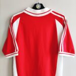 Domowa koszulka Turcja z sezonu 2000-01 w kolorze czerwono-białym marki Adidas.