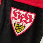 Bluza polarowa VFB Stuttgart z sezonu 1996-97 w kolorze czerwono-czarnym marki Adidas.