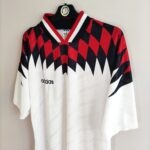 Koszulka piłkarska template Adidas z 1994 roku w kolorze białym.