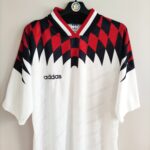 Koszulka piłkarska template Adidas z 1994 roku w kolorze białym.