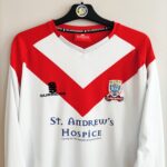 Domowa koszulka Airdrieonians FC z sezonu 2009-10 w kolorze biało-czerwonym marki Surridge.