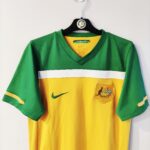 Domowa koszulka Australia z sezonu 2010-11 w kolorze żółto-zielonym marki Nike.