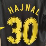 Wyjazdowa Kosuzlka Borussia Dortmund (#30 T. Hajnal) z sezonu 2009-10 w kolorze czarno-żółtym marki Kappa.