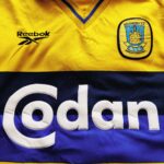 Domowa koszulka Brøndby IF z lat 1998-00 w kolorze żółto-niebieskim marki Reebok.