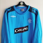 Bluza treningowa Glasgow Rangers z sezonu 2007-08 w kolorze niebieskim marki Umbro.