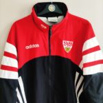 Bluza treningowa VFB Stuttgart z lat 1995-97 w kolorze czerwono-czarnym marki Adidas.